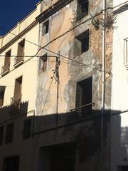 Edifici  Major. Edificio grande a reformar en la calle principal del perelló