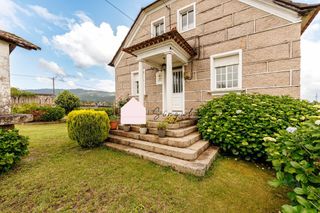 Casa  Eidos (os)-atios. Tu hogar en atios te espera, o porriño
