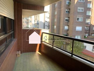 Location Appartement à Calle pintor colmeiro 3. Alquiler en pintor comeiro, plaza de la independencia.