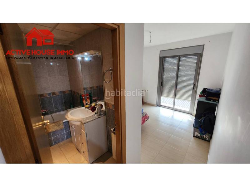 Foto cb493be4-0d37-4bb3-aec7-af5bbde96a36. Piso en escoles 36 piso de 4 habitaciones esquinero todo exterior en Santa Bàrbara