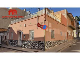 Casa  Trece de octubre. Casa esquinera independiente en venta en la ràpita