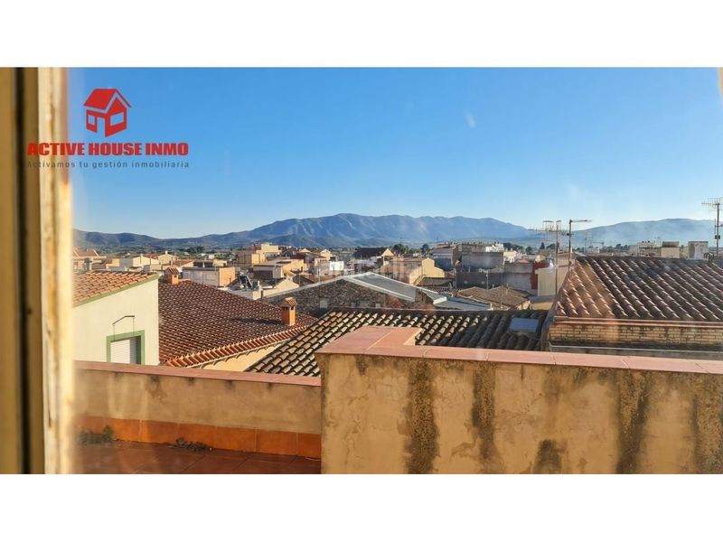 Foto 2412c312-39d0-45a0-8650-165c403a32f8. Casa aparellada amb aparcament a Santa Bàrbara