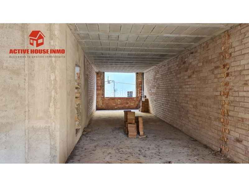 Foto a1ab2335-ee70-4915-8380-e44a963e3e9f. Casa aparellada amb aparcament a Santa Bàrbara