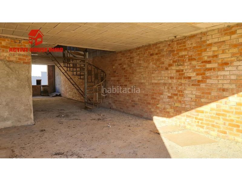 Foto a3976a5c-fb13-4019-a393-7f690a694280. Casa aparellada amb aparcament a Santa Bàrbara