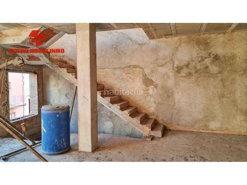 Foto bac7f38f-7c90-4997-b8f0-8b52a49d27a7. Casa aparellada amb aparcament a Santa Bàrbara
