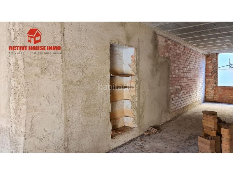 Foto c57308ae-4775-4f4c-a4b5-79e888504cdc. Casa aparellada amb aparcament a Santa Bàrbara