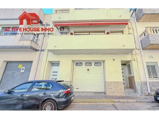 Flat  Calle joan tibau. Venta de piso de casa independiente con almacen en la r�pita