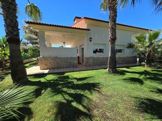Chalet à Poble. Chalet en venta en montroig del camp, 5 dormitorios.