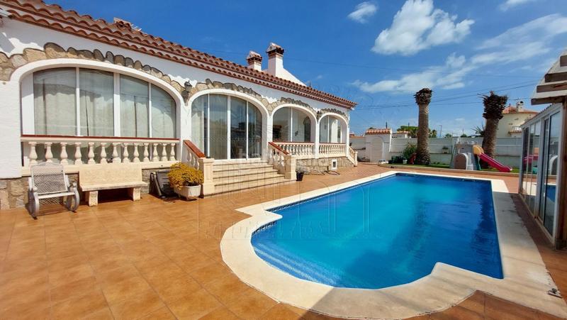 Foto 3fccf5a0-8d85-4f26-b321-a30ca87d74ec. Chalet with parking pool in Centre Miami Platja