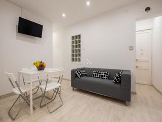 Rent Apartment  Carrer de santa carolina. Apartamento de 3 habitaciones cerca de sagrada familia
