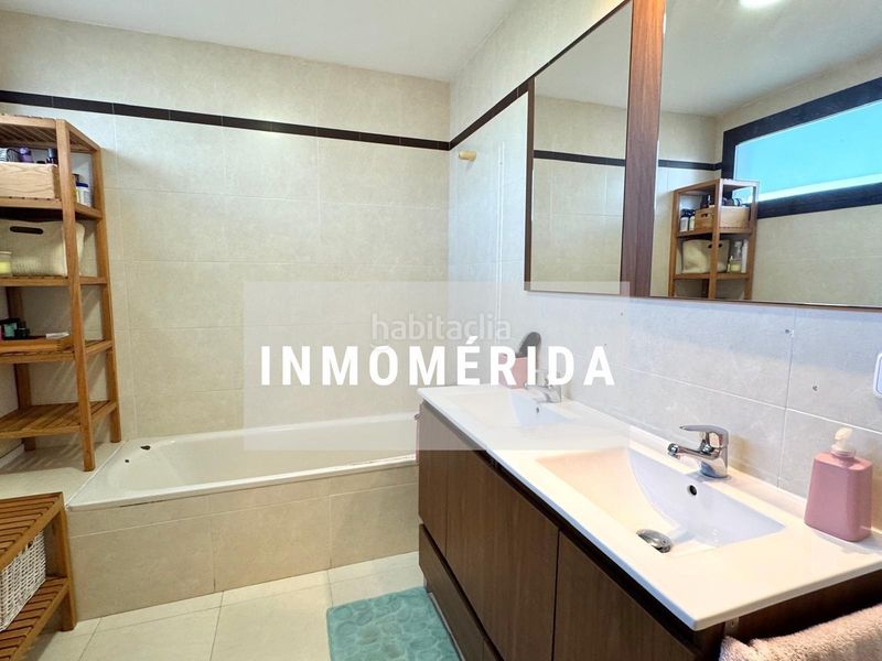 Foto 00a9ce07-9977-4448-86a5-5ec50e72209d. Casa adossada amb calefacció aparcament piscina a Mérida