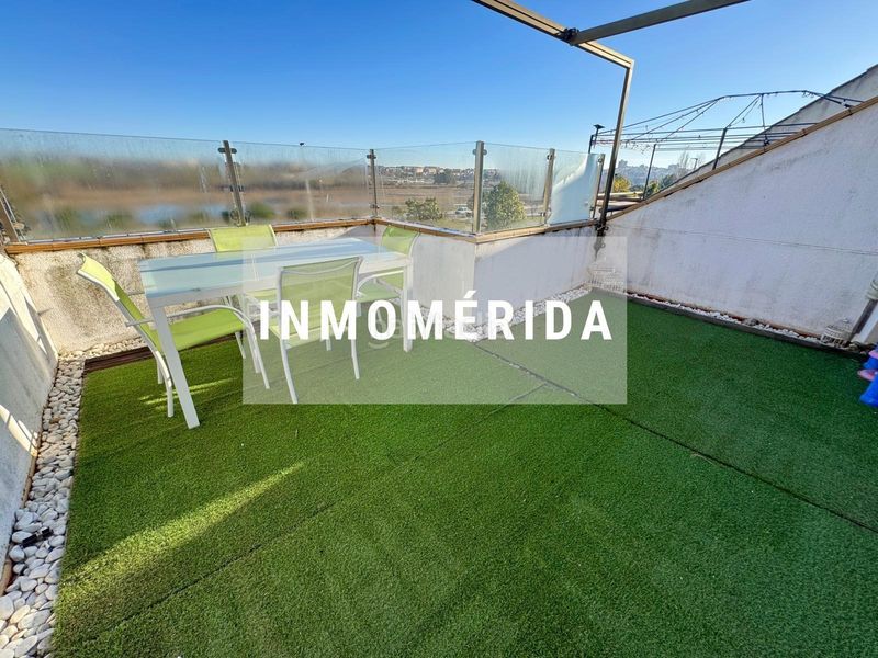Foto 883428ac-d2b9-4963-a652-59d7cbbab659. Casa adossada amb calefacció aparcament piscina a Mérida