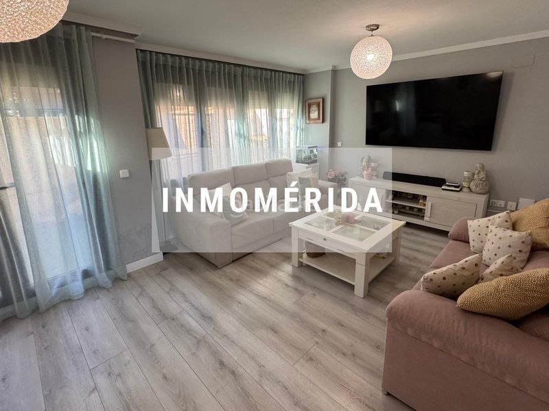 Foto bc73e651-ce7f-4b6a-8ae0-60a395017f96. Casa adossada amb calefacció aparcament piscina a Mérida