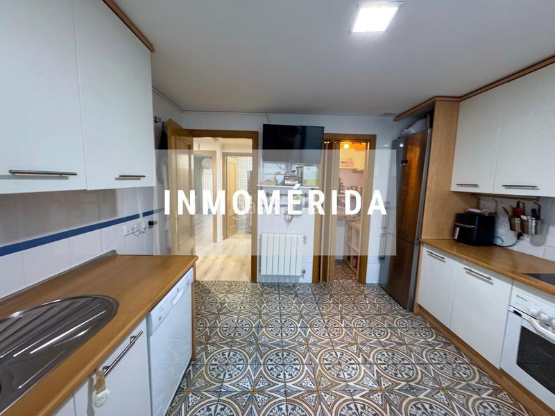 Foto bd24b7e8-4ceb-4025-b120-5472e3a005c8. Casa adossada amb calefacció aparcament piscina a Mérida