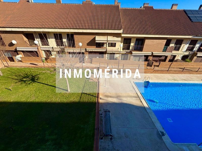 Foto d8655cf2-2272-43a2-bfc8-eb40604d6323. Casa adossada amb calefacció aparcament piscina a Mérida