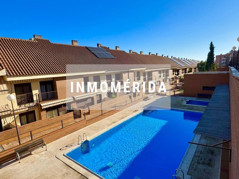 Foto ed154ffc-3b37-4e92-9998-5203e9b8610f. Casa adossada amb calefacció aparcament piscina a Mérida