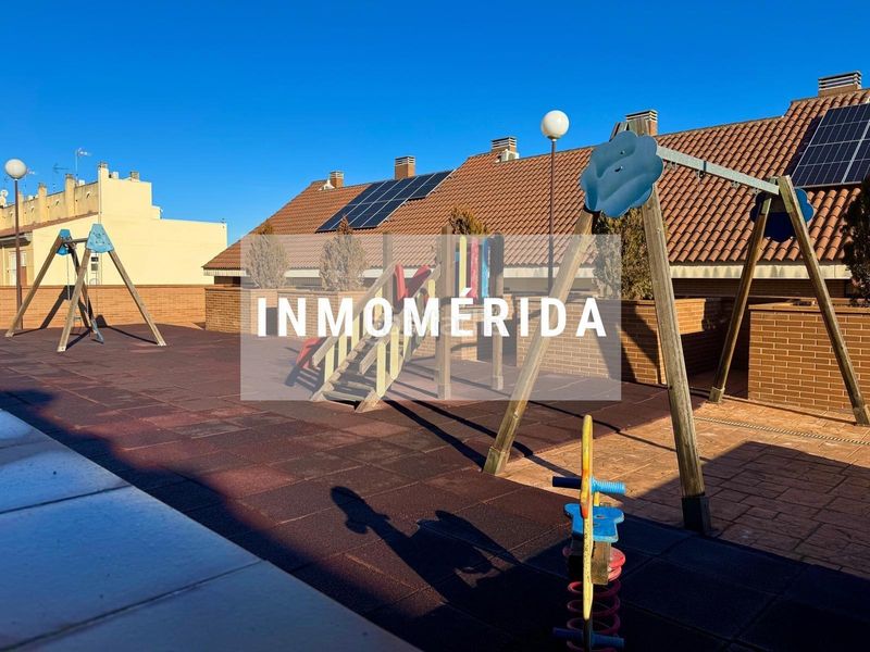 Foto eff53278-d6ef-46c4-8da3-7a86282dddf6. Casa adossada amb calefacció aparcament piscina a Mérida