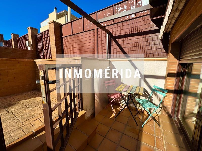 Foto f184d90b-f224-4f4c-bb2b-962ca39a642f. Casa adossada amb calefacció aparcament piscina a Mérida