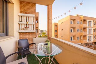 Pis en Este. Piso en urbanizacin con piscina garaje y tratero