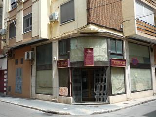 Lloguer Local Comercial a Carrer bernat montalvà (jurisconsult). Excelente local con grandes cristaleras en el centro