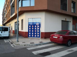 Local commercial à Carrer clara de campoamor 3. Local chaflán cerca parque alquenencia