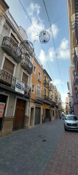 Foto 949988ab-3ab1-46b8-85fb-3c6679cd02e0. Casa aparellada a Centre Alzira