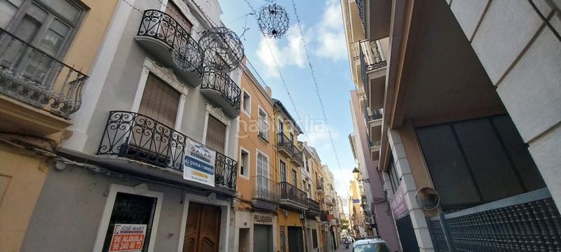 Foto f056e598-1b64-46ee-a740-8f8bbf88daf2. Casa aparellada a Centre Alzira