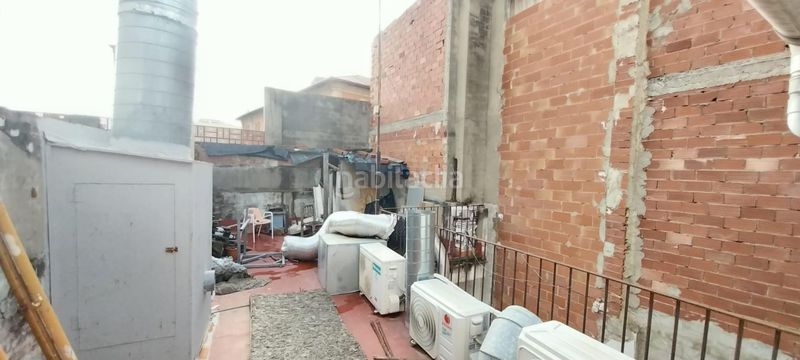 Foto acdf8759-2cc5-4f75-835e-ffbfc1dab695. Casa aparellada a Centre Alzira