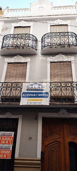 Foto c29275f7-3dca-41e3-9fd2-12c220186482. Casa aparellada a Centre Alzira