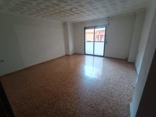 Flat in Carcaixent. Piso entresuelo