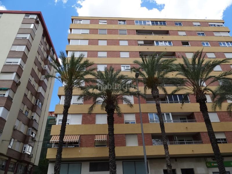 Foto c27c4271-7bc1-4b10-a63a-600b25f7d217. Piso  grande y exterior en la avenida luis suñer en Alzira