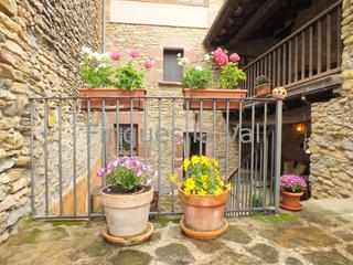 Casa adossada a Seva. Casa de poble en venda