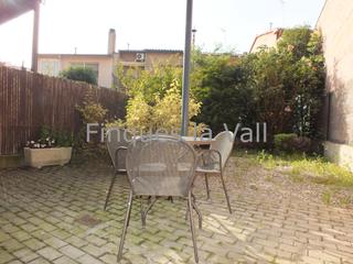 Semi detached house in Manlleu. Casa en venda