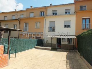 Semi detached house in Tona. Casa en venda