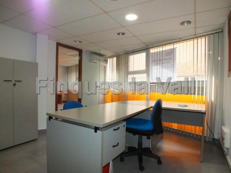 Foto ae2c4b34-b7a4-44d8-9a93-01cbe7ace3d5. Alquiler local comercial local de lloguer a en Centre Vic