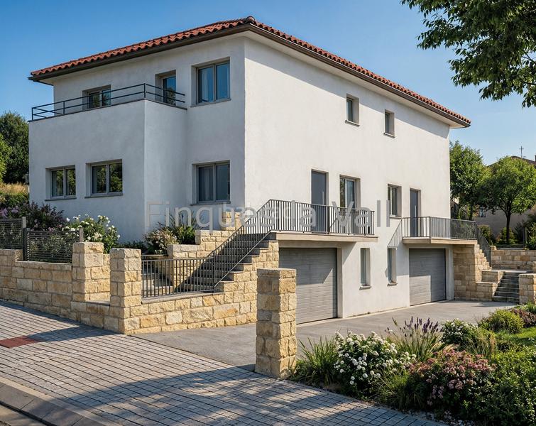 Foto fc84e606-0d20-4fd2-87d5-8b601b64c892. Casa adossada amb aparcament a Roda de Ter