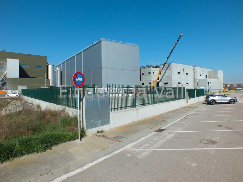 Foto f7a54f82-7d45-4b9c-8d6f-16ecbe0c4880. Area edificabile industriale in Gurb