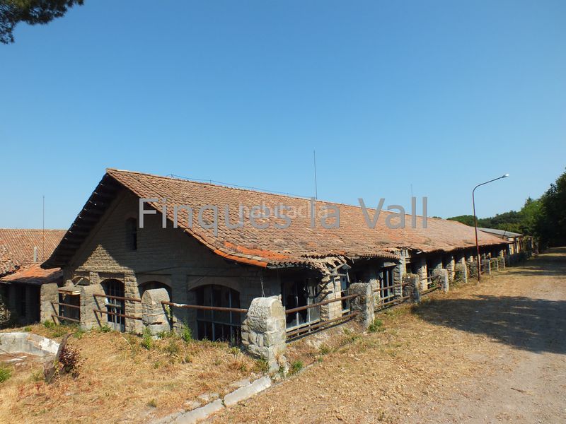 Foto d83450dd-6a1b-4017-92fb-b9f2a41a9c96. Edificio in Taradell