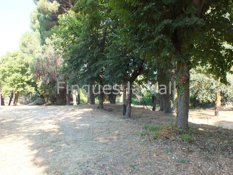 Foto f33cb508-3e36-46de-b128-5e1852bdac00. Edificio in Taradell