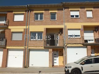 Casa adosada en Sant Boi de Lluçanès. Casa en venda
