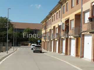 Casa adossada a Sant Boi de Lluçanès. Casa en venda