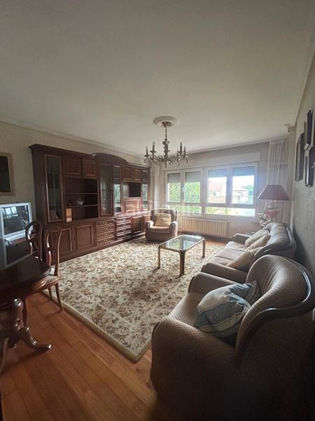 Foto c41f27a5-e9ac-4ddf-8ec9-f73661734a5e. Chalet con parcheggio in Soto de la Marina Santa Cruz de Bezana