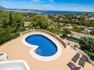 Chalet in Centro Ciudad. Villa de estilio ibicenco con vistas al mar y a javea