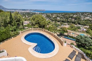 Chalet in Centro Ciudad. Villa de estilio ibicenco con vistas al mar y a javea