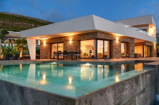 Chalet à Centro Ciudad. Prestigiosa villa con vista al mar y montaña