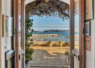 Chalet à Centro Ciudad. Villa en primera línea de mar en el puerto de jávea