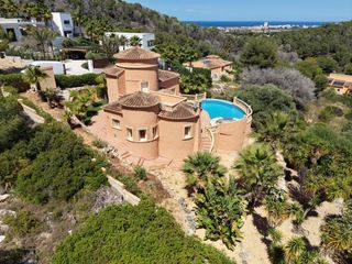 Xalet a Partida Comunes-Adsubia. Encantadora villa con vistas panorámicas al mar y licencia turís
