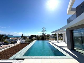 Xalet a Cala Advocat-Baladrar. Amplia villa moderna a poca distancia de la playa