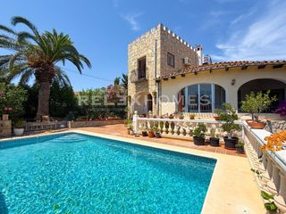 Chalet in Casco Urbano. Acogedora villa española