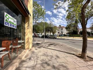 Alquiler Local Comercial en Plaza de Toros. Local con  gran visibilidad de 110 mts.
